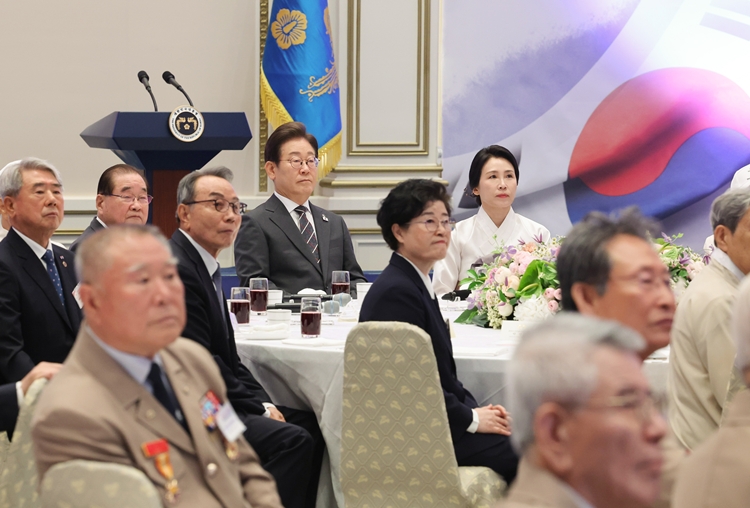 이재명 대통령과 부인 김혜경 여사가 27일 청와대 영빈관에서 열린 '호국보훈의 달, 대통령의 초대' 행사에 참석하고 있다. (대통령실통신사진기자단) / 뉴시스