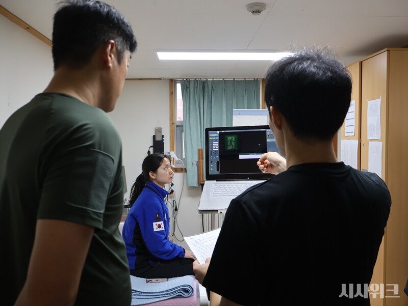발목 부상으로 세종기지 의무실에서 진료를 받고 있는 인하대학교 해양동물학연구실의 서혜인 연구원의 모습./ 사진=남극특별취재팀