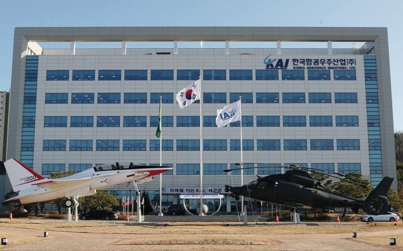 KAI(한국항공우주산업)는 27일 미국 ‘콜린스(Collins Aerostructure)’와 ‘에어버스’ 기종에 적용되는 엔진 낫셀(Engine Nacelle) 부품 공급계약을 체결했다고 밝혔다. 적용 기종은 △A350 △A320NEO이다. 계약 품목은 이번 계약 품목은 항공기 엔진에 장착되는 낫셀의 주요 구성품이다. 사업 기간은 2027년부터 10년이며 약 1,400억원 규모다./ KAI