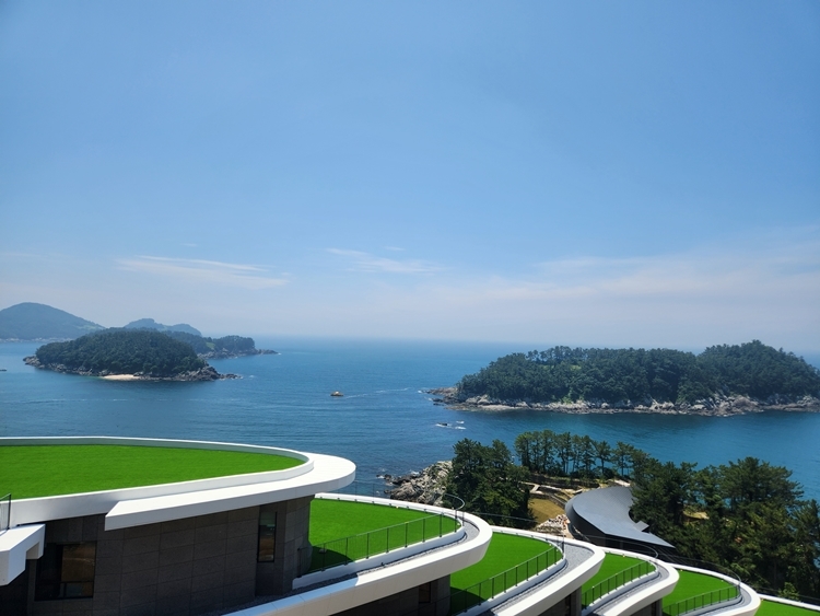 쏠비치 남해에서 내려다 본 남해 바다. / 제갈민 기자