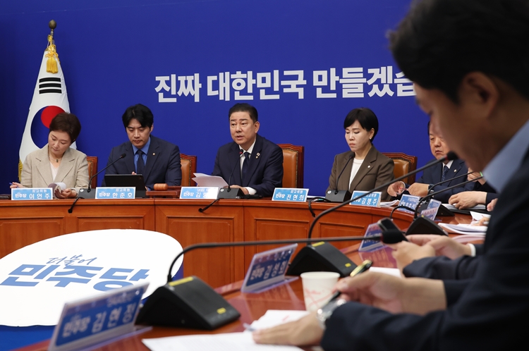 국회가 27일 여당인 더불어민주당 주도로 법제사법위원장 등 4곳 상임위의 위원장을 선출했다. 사진은 김병기 민주당 대표 직무대행 겸 원내대표가 이날 국회에서 열린 최고위원회의에서 발언하고 있는 모습. / 뉴시스