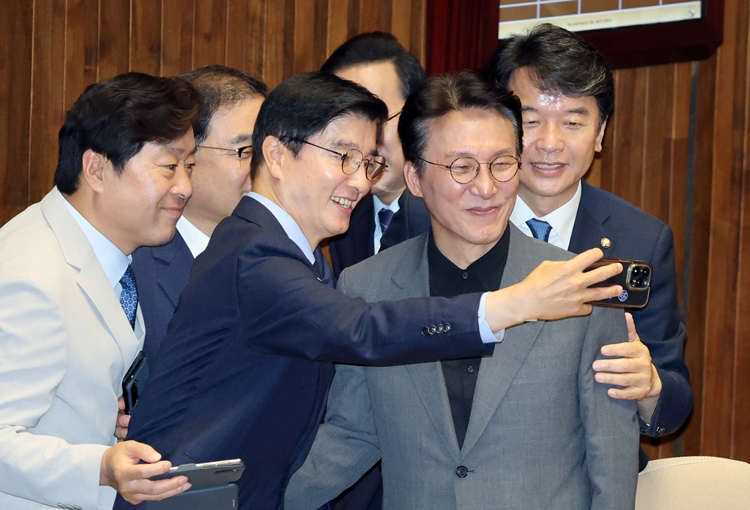 더불어민주당은 이르면 오는 30일 국회 본회의를 열고 김민석 국무총리 후보자에 대한 인준안을 표결한다는 방침이다. 사진은 김 후보자가 지난 26일 국회에서 열린 본회의 이재명 대통령의 시정연설을 앞두고 이해식 등 의원들과 기념촬영을 하고 있는 모습. / 뉴시스