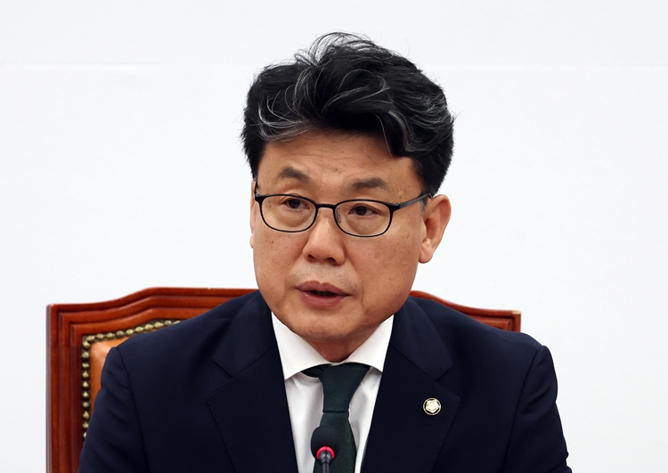 더불어민주당은 내달 4일 마무리되는 6월 임시국회에서 총 40건의 법안을 추진한다는 방침을 세웠다. 사진은 진성준 정책위의장이 지난 26일 국회에서 임시회 중점처리 법안 및 정책현안 관련 신속한 본회의 개최를 촉구하는 기자회견을 하고 있는 모습. / 뉴시스