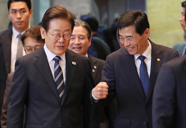 이재명 대통령이 26일 서울 여의도 국회에서 열린 본회의에서 2025년도 제2회 추가경정예산안 시정연설을 마친 뒤 김민기 국회 사무총장과 대화하며 회의장을 나서고 있다. / 뉴시스