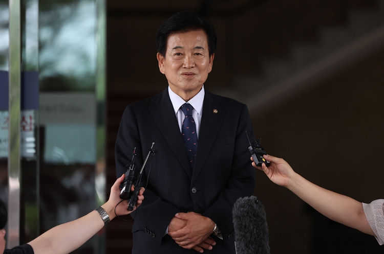정동영 통일부장관 후보자가 24일 서울 종로구 통일부 남북관계관리단에 마련된 인사청문회 준비 사무실로 출근하며 취재진과 만나 질의응답을 하고 있다. / 뉴시스