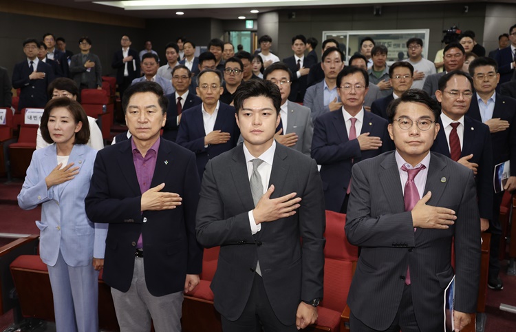 김용태 국민의힘 비상대책위원장이 27일 오전 서울 여의도 국회 의원회관에서 열린 대한민국 미래혁신포럼 주최 'K-조선산업, 재도약을 위한 미래 국가전략은?' 세미나에서 국민의례하고 있다. /뉴시스
