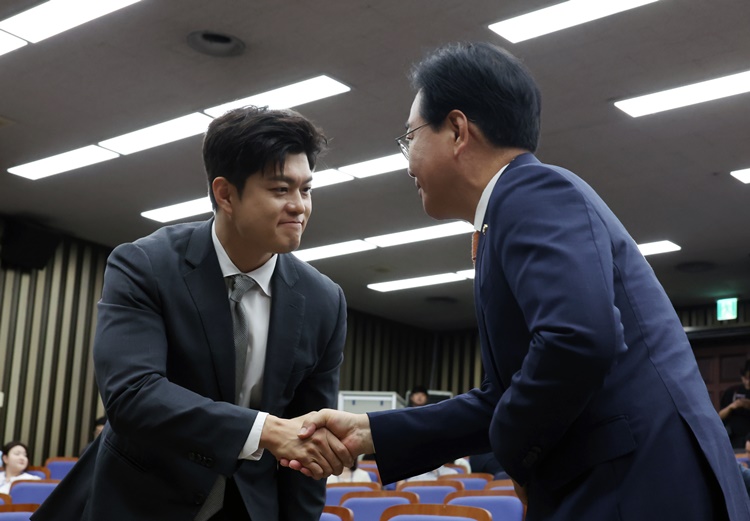 국민의힘 김용태 비상대책위원장과 송언석 원내대표 등 참석 의원들이 27일 서울 여의도 국회에서 열린 의원총회에서 인사를 하고 있다. /뉴시스