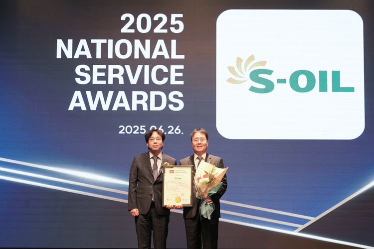 S-OIL 이영호 영업전략부문장(오른쪽)이 26일 열린 2025 국가서비스대상 시상식에서 심사위원장인 허종호 서울여대 경영대학교수와 기념 촬영을 하고 있다. / S-OIL