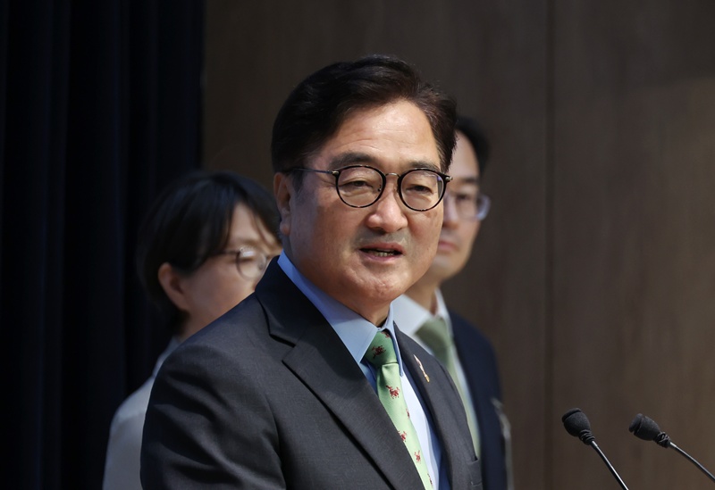 우원식 국회의장은 77주년 제헌절을 앞두고 국회 잔디광장 해태상 옆에 ‘대한민국 국회가 민주주의 최후의 보루로서 국민과 함께 헌정질서를 지켜나간다’는 의미를 담아 ‘국회 상징석’을 설치한다고 밝혔다. / 뉴시스