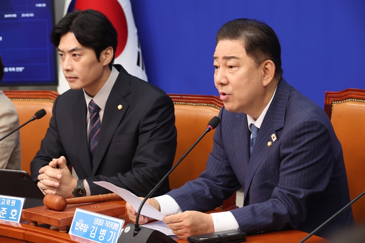 김병기 더불어민주당 당대표 직무대행 겸 원내대표가 30일 여의도 국회에서 열린 최고위원회의에서 발언을 하고 있다. / 뉴시스