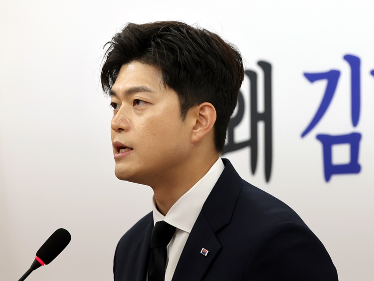 김용태 국민의힘 비상대책위원장이 지난 29일 서울 여의도 국회에서 긴급 현안 입장 발표 기자회견을 열고 발언하고 있다. 김 비대위원장은 이날 기자회견에서 채상병 특검을 반대한 것에 대해 유가족과 국민들에게 사과했다.  /뉴시스