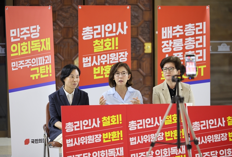 더불어민주당은 나경원 국민의힘 의원이 김민석 국무총리 후보자 지명 철회와 국회 법제사법위원장에 대한 여당의 반환을 촉구하며 국회에서 ‘무기한 농성’에 돌입한 것과 관련해 “당 대표용”이라고 직격했다. 사진은 나 의원이 지난 29일 국회 로텐더홀에서 철야 농성을 하며 서명옥(왼쪽), 강선영 의원과 SNS 라이브 방송을 하고 있는 모습. / 뉴시스