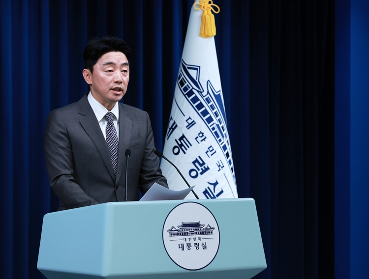 강훈식 비서실장이 29일 서울 용산 대통령실 청사에서 인사 관련 브리핑을 하고 있다. / 뉴시스