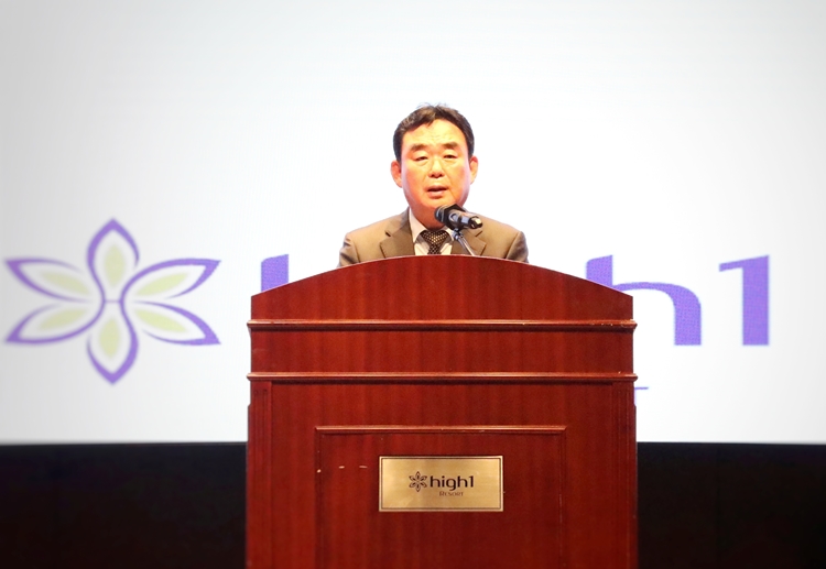 최철규 강원랜드 부사장은 취임과 동시에 사장 직무대행을 맡아 임기 내내 사실상 사장으로 활동하는 이례적인 사례를 남길 전망이다. / 강원랜드