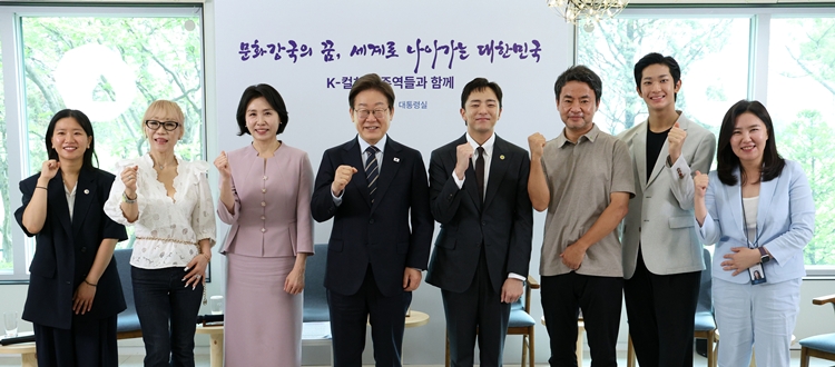 이재명 대통령과 부인 김혜경 여사가 30일 서울 용산 대통령실 파인그라스에서 열린 문화예술계 수상자 간담회에서 참석자들과 기념촬영을 하고 있다. 왼쪽부터 허가영 영화감독, 조수미 성악가, 김혜경 여사, 이재명 대통령, 박천휴 뮤지컬 작가, 김원석 감독, 박윤재 발레리노, 강유정 대변인. / 뉴시스