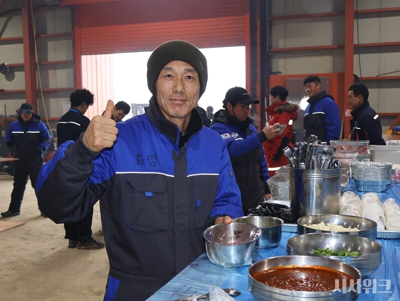 남극에서 ‘식사(食事)’는 단순히 음식을 먹는 행위가 아니다. 영하 수십도를 오가는 추위, 외부와 고립된 환경에서 연구원들을 달래주는 것은 따뜻한 밥 한끼다. 제38차 남극세종과학기지 월동연구대에선 이희영 대원이 조리대원을 맡았다. 매일 쉴 틈없이 세종기지 내 18명의 월동대와 수십명의 하계대 연구원들의 식사를 책임진다./ 사진=남극특별취재팀