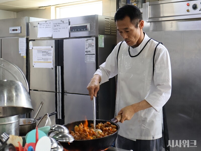 조리대원의 하루는 다른 월동대원보다 빠르게 시작한다. 세종기지 아침식사 시간인 오전 8시를 맞추기 위해선 새벽 4시부터 재료 손질과 준비를 시작해야 한다./ 사진=남극특별취재팀