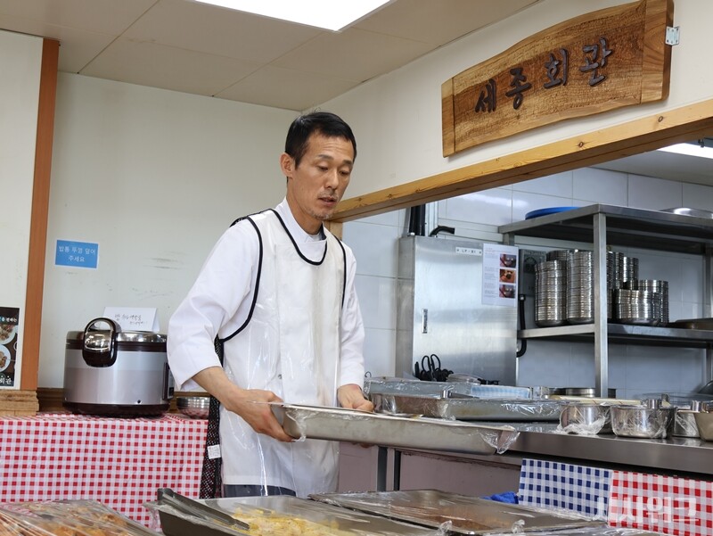 식사 준비를 하고 있는 이희영 조리대원./ 사진=남극특별취재팀