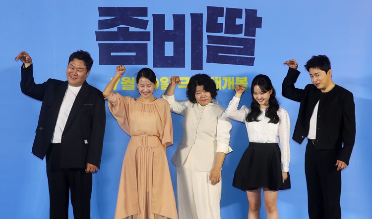 제작보고회에 참석한 ‘좀비딸’ 주역들. (왼쪽부터) 필감성 감독과 윤경호·조여정·이정은·이정은·최유리·조정석. / 뉴시스영화 ‘좀비딸’이 7월 극장가에 출격한다. (왼쪽부터) 윤경호·조여정·이정은·이정은·최유리·조정석. / 뉴시스