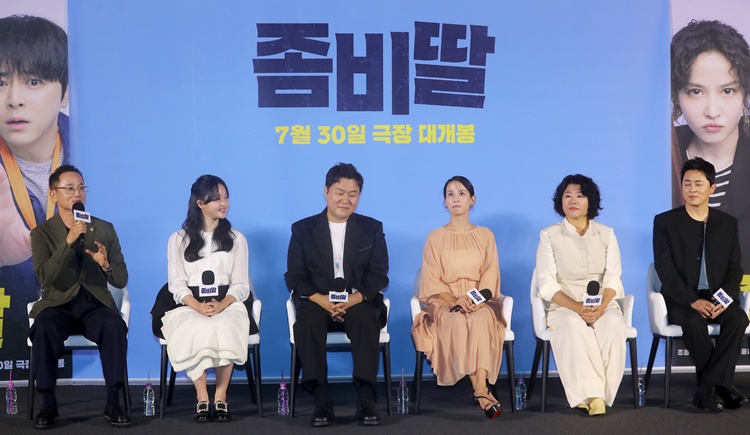 제작보고회에 참석한 ‘좀비딸’ 주역들. (왼쪽부터) 필감성 감독과 최유리·윤경호·조여정·이정은·조정석. / 뉴시스