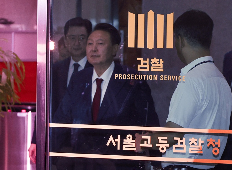 내란특검 첫 대면조사를 마친 윤석열 전 대통령이 29일 오전 서울 서초구 서울고검에 마련된 내란특검 사무실에서 나와 귀가하고 있는 모습이다. (공동취재) / 뉴시스