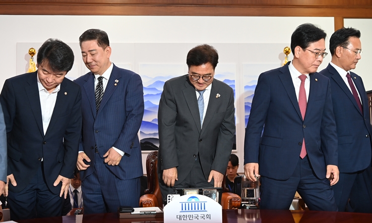 여야가 김민석 국무총리 후보자에 대한 국회 인준을 두고 강 대 강 대치를 이어가고 있다. 사진은 우원식(가운데) 국회의장이 지난 24일 국회에서 김병기(왼쪽 두번째) 더불어민주당 당대표 직무대행 겸 원내대표와 송언석(왼쪽 네번째) 국민의힘 원내대표와 대화하기에 앞서 기념사진을 찍은 뒤 자리로 돌아가고 있는 모습. / 뉴시스