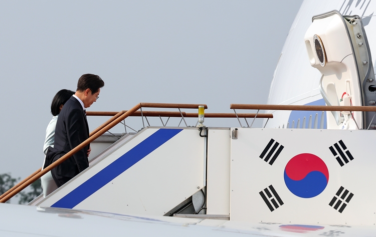주요 7개국(G7) 정상회의 참석차 캐나다를 방문하는 이재명 대통령과 부인 김혜경 여사가 지난 16일 성남 서울공항에서 공군 1호기에 탑승하고 있다. / 뉴시스