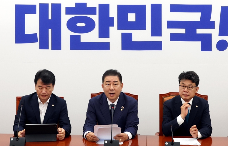 김병기 더불어민주당 당대표 직무대행 겸 원내대표가 1일 오전 국회에서 열린 원내대책회의에서 발언을 하고 있다. / 뉴시스
