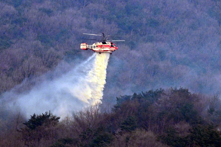 산림청 국립산림과학원이 인위적 요인에 의한 산불 발생 예측을 위해 새로운 산불위험지수 개발에 착수했다고 1일 밝혔다. 사진은 지난 4월 경남 하동국 옥종면에서 산불진화헬기가 산불진화작업을 펼치고 있는 모습. / 뉴시스