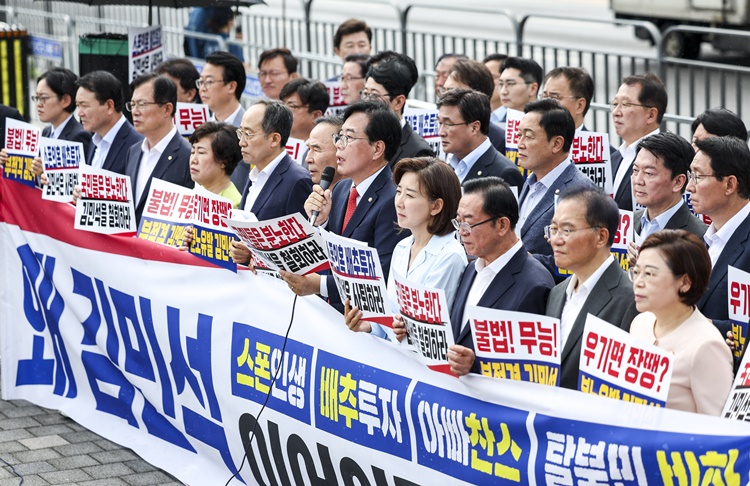 송언석 당대표 권한대행 겸 원내대표가 1일 오전 서울 용산구 대통령실 앞에서 열린 국민의힘 현장 의원총회에서 발언하고 있다.  /뉴시스