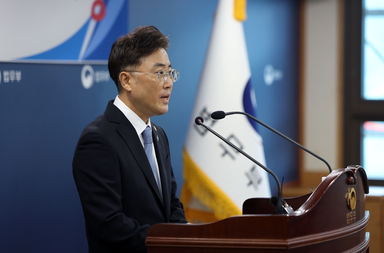 이재명 대통령이 법무부 차관에 이진수 대검찰청 형사부장을 임명한 것을 두고 범여권 내부에서 의견이 갈리고 있다. 사진은 이진수 신임 법무부 차관이 지난달 30일 경기 과천시 정부과천청사 법무부에서 열린 제68대 법무부차관 취임식에서 취임사를 하고 있는 모습. / 뉴시스