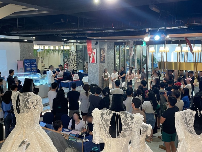 지난 2024년 ’제2회 보람웨딩초대전’에 방문한 고객들이 이벤트에 참여하고 있다. / 보람그룹