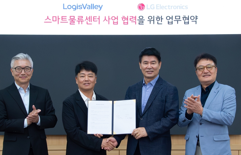 LG전자는 물류기업 ‘로지스밸리(LogisValley)’와 ‘스마트물류센터 사업 협력을 위한 업무협약(MOU)’을 체결했다고 1일 밝혔다. 협약식은 LG디지털파크에서 진행됐으며 정대화 LG전자 정대화 생산기술원장(사장)괴 백기문 ID사업부장(전무), 임영빈 로지스밸리 그룹 회장, 김필립 로지스밸리 대표이사 등이 참석했다./ LG전자