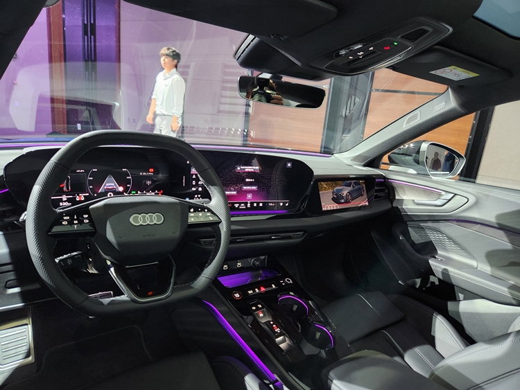 더 뉴 아우디 A5 실내. 디스플레이 크기는 운전석부터 오른쪽으로 11.9인치, 14.5인치, 10.9인치 크기로 설치됐다. 더 뉴 아우디 Q5 모델도 이와 동일한 실내 인테리어를 갖췄다. / 여의도=제갈민