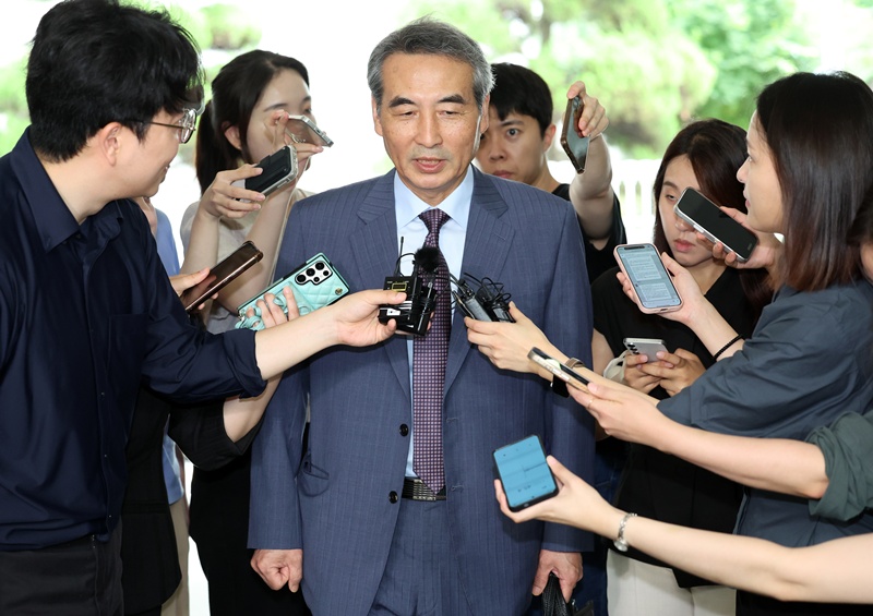 윤석열 전 대통령의 부인 김건희 씨의 각종 비리 의혹을 수사하는 민중기 특별검사가 1일 오전 서울 서초구 사무실로 출근하며 취재진의 질문에 답하고 있다. / 뉴시스