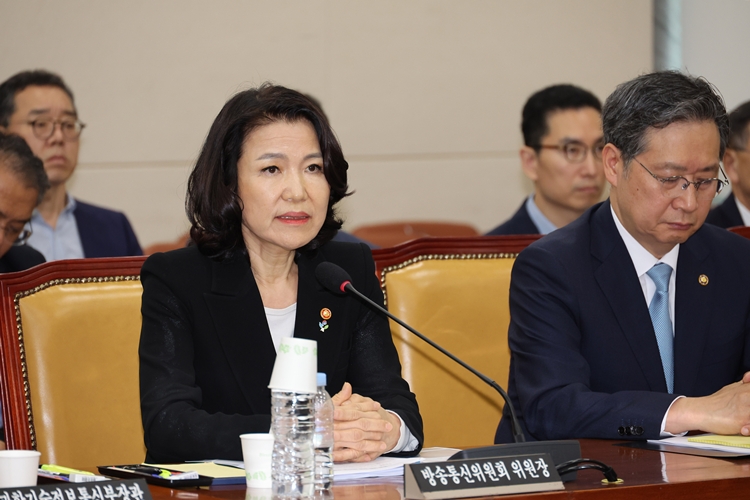 이진숙 방송통신위원장이 27일 오후 서울 여의도 국회에서 열린 과학기술정보방송통신위원회 전체회의에서 발언하고 있다. / 뉴시스