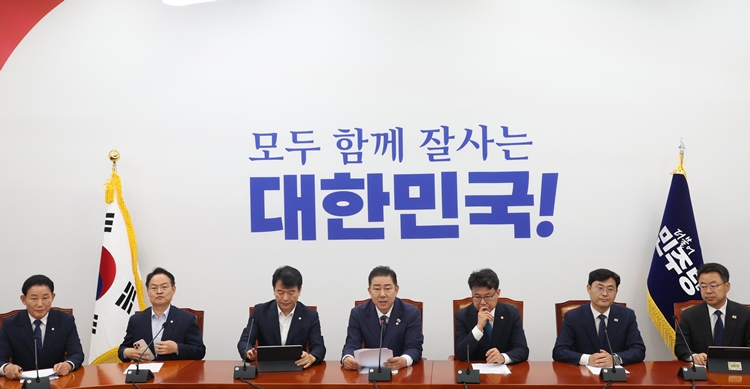 이재명 대통령의 ‘협치’를 강조하는 모습과 더불어민주당이 ‘강공 모드’를 취하는 것을 두고 정치권에선 정부·여당의 ‘역할 분담’이라는 해석이 나왔다. 사진은 김병기 당 대표 직무대행 겸 원내대표가 1일 국회에서 열린 원내대책회의에서 발언을 하고 있는 모습. / 뉴시스