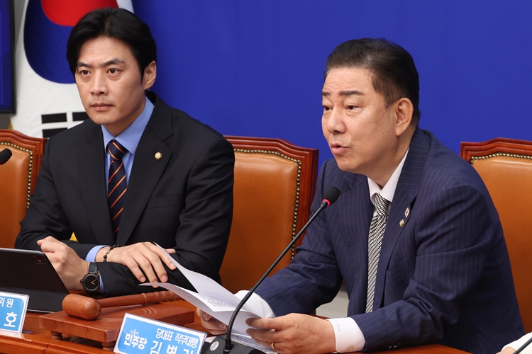 김병기 더불어민주당 당대표 직무대행 겸 원내대표가 2일 국회에서 열린 최고위원회의에서 발언을 하고 있다. / 뉴시스