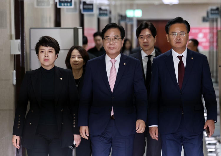 송언석 국민의힘 비상대책위원장 겸 원내대표가 2일 서울 여의도 국회에서 유상범 원내수석 등 의원들과 취임 기자회견장으로 향하고 있다.  /뉴시스