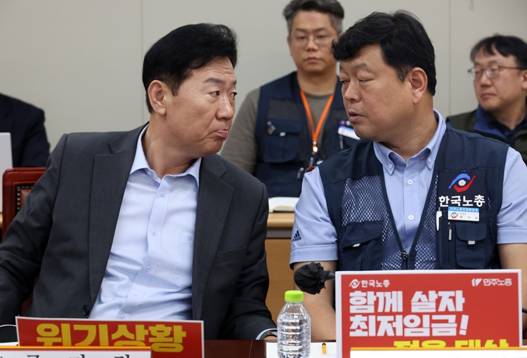 최저임금위원회는 지난 1일 열린 제8차 전원회의까지 4차 수정안을 통해  1,150원으로 입장차를 좁혔다. / 뉴시스