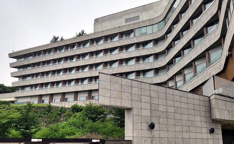 제주도 중문관광단지 인근에 위치한 5성 호텔 히든 클리프 호텔&네이처의 야외수영장 위생 관리가 미흡하다는 지적이 제기됐다. / 독자 제공