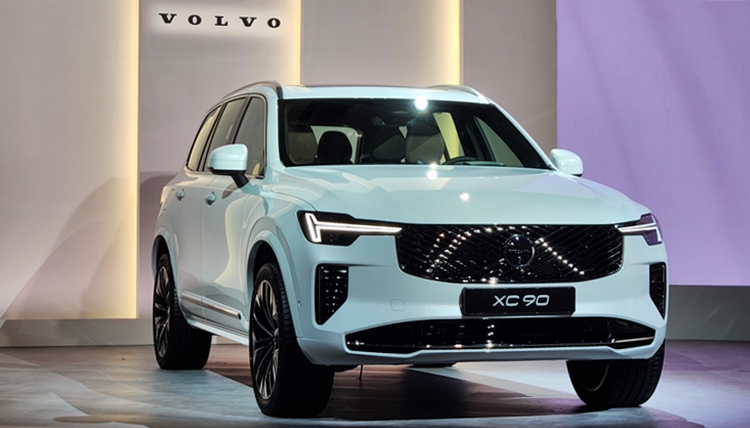 신형 볼보 XC90은 하반기 도입 물량이 약 1,300대로 알려졌는데, 2일 현재까지 사전 예약 대수가 1,300대 수준을 기록한 것으로 집계됐다. / 광진구 광장동=제갈민 기자