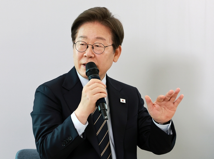 이재명 대통령이 지난달 30일 서울 용산 대통령실 파인그라스에서 열린 문화예술계 수상자 간담회에서 발언하고 있다. / 뉴시스