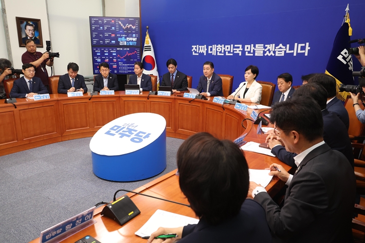 김병기 더불어민주당 대표 직무대행 겸 원내대표는 2일 심우정 전 검찰총장의 사퇴를 언급하며 “이제부터 본격적인 검찰개혁의 시간”이라고 밝혔다. 사진은 김 대행이 이날 최고위에서 발언을 하고 있는 모습. / 뉴시스