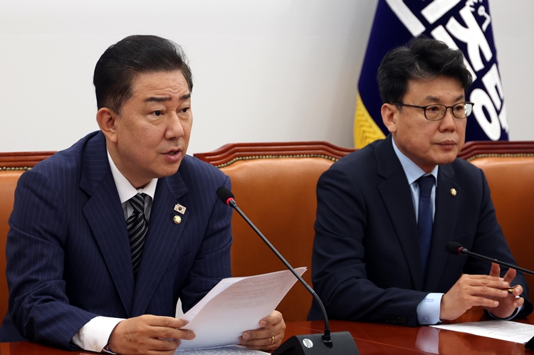 김병기 더불어민주당 당대표 직무대행 겸 원내대표가 3일 오전 국회에서 열린 정책조정회의에서 발언을 하고 있다. 오른쪽은 진성준 정책위의장. / 뉴시스