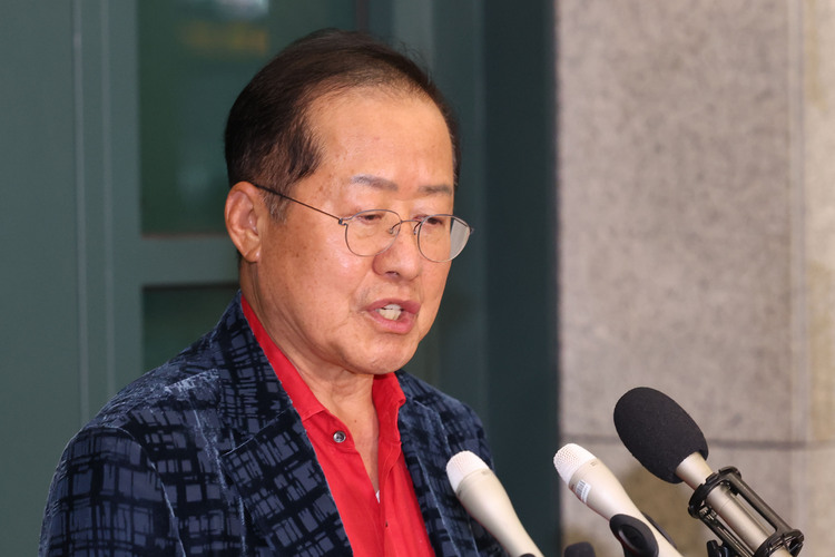 국민의힘 대선 후보 경선에서 탈락한 뒤 정계 은퇴를 선언하고 하와이에 체류했던 홍준표 전 대구시장이 지난 6월 17일 인천 중구 인천국제공항 제1터미널을 통해 귀국해 발언하고 있다.  /뉴시스