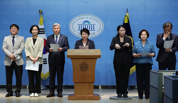 조국혁신당이 이재명 정부의 법무부·검찰 고위직 인사를 두고 연일 우려의 목소리를 내고 있다. 사진은 김선민 조국혁신당 당대표 권한대행이 지난달 18일 국회 소통관에서 '검찰독재 정치보복 진상규명과 피해회복을 위한 특별법' 발의 기자회견을 열고 발언하고 있는 모습. / 뉴시스