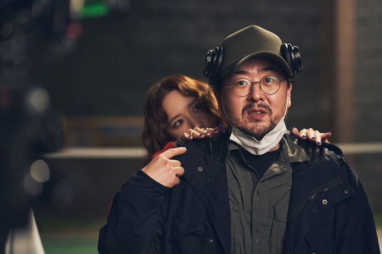 이상근 감독(오른쪽)과 임윤아가 새 영화 ‘악마가 이사왔다’로 관객을 찾는다. / CJ ENM