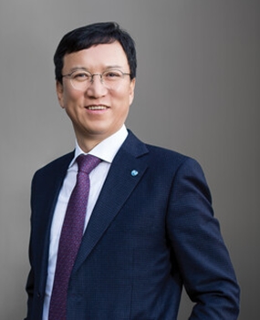 윤성태 휴온스그룹 회장은 슬하에 세 아들을 두고 있으며, 장남인 윤인상 부사장을 중심으로 승계구도를 형성 중이다. / 휴온스그룹