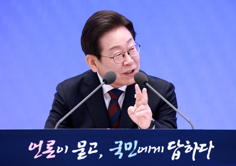 이재명 대통령이 3일 청와대 영빈관에서 열린 '대통령의 30일, 언론이 묻고 국민에게 답하다' 기자회견에서 출입기자들 질문에 답변하고 있다. (대통령실통신사진기자단) / 뉴시스